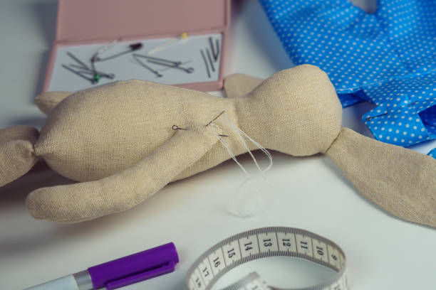 Costura de piezas de muñeca